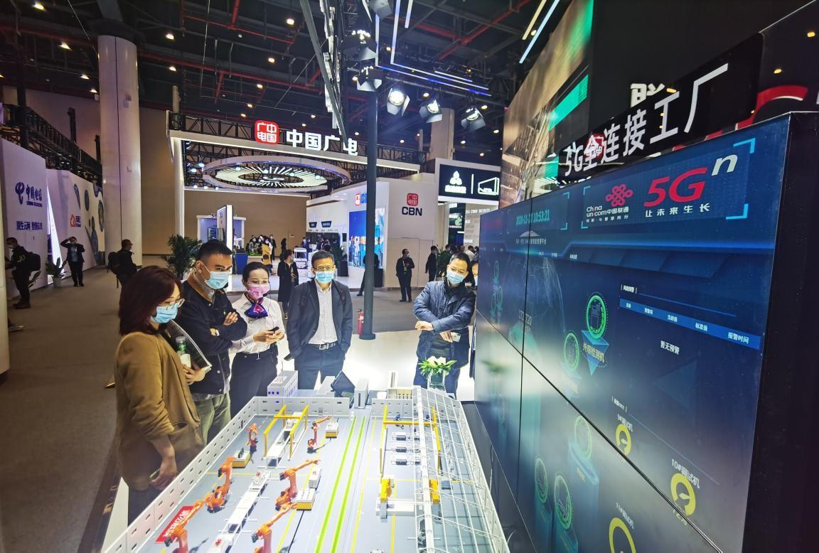 在2020中國5g+工業互聯網大會上,參展者正在聽取5g全連接工廠內容講解